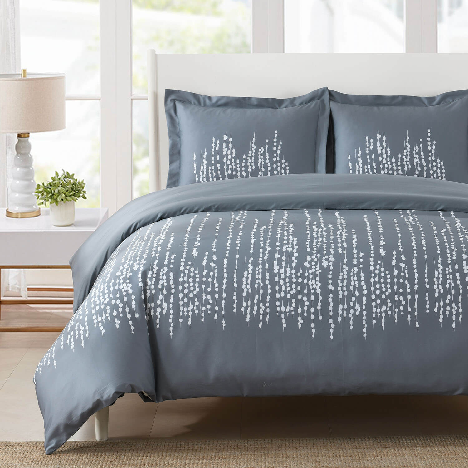 The Pearla Duvet Cover Set is made from 100% cotton with strings of pearls draped over a grayish-blue background and comes complete with shams. Suitable for b&b, hotels & inns. Available in sizes: Twin/Twin XL, Full/Queen, and King/California King.
